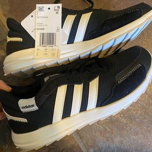Women’s retrorun Adidas shoes. Size 6. Black white